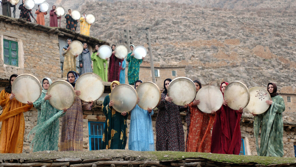 Frauen mit Tambourinen auf einem Hausdach